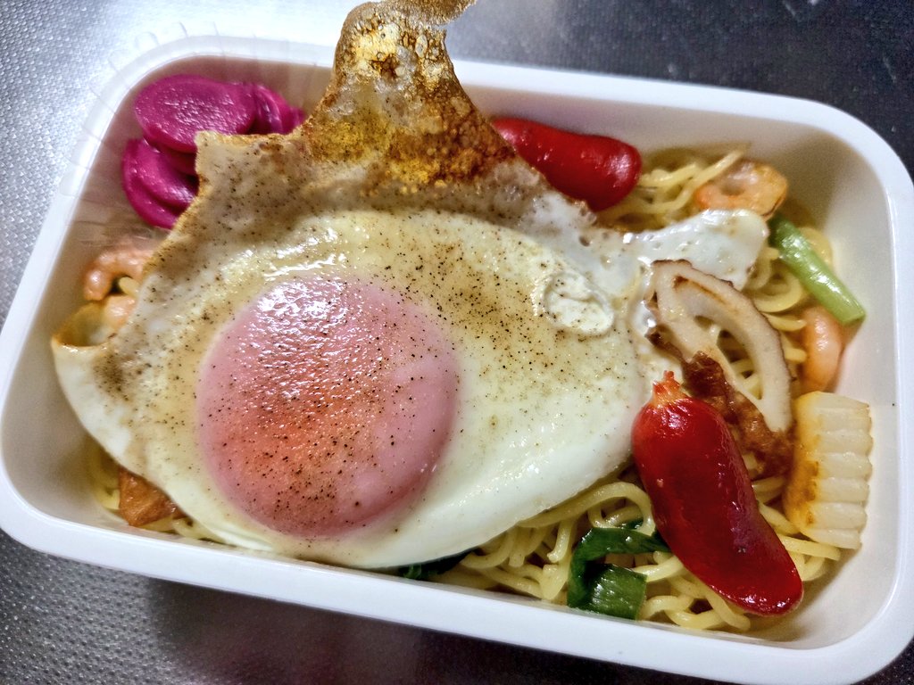 おはようございます木曜日☁️
今朝は暑くない🥳

今日は塩焼きそば🍱
わんぱく弁当が続いているのでそろそろサラダチキン復活か…？

#お弁当
#お弁当記録