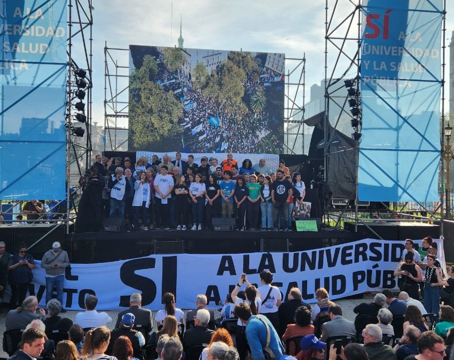 cteracta's tweet photo. Movilización y victoria popular en defensa de la Educación, la Universidad y la Salud Públicas.
Diputados rechazó los vetos de Milei.

CTERA se movilizó en todo el país, junto a estudiantes, sindicatos, jubilados, organizaciones sociales.

🔗 Info 👇🏽  https://t.co/GnCkQ5BGMI https://t.co/KDb5Ab09h9