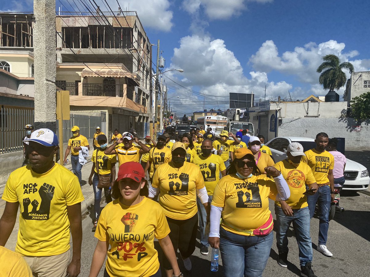 ¿Sabías que en 2025 las AFP se repartieron más de RD$8,749 millones en gastos de operación? 

Ese dinero provino de nuestros ahorros, sin que asumieran riesgos ni garantizaran ningún rendimiento. A este fraude se le llama en RD Seguridad Social. ¡Es hora de volver a las calles!