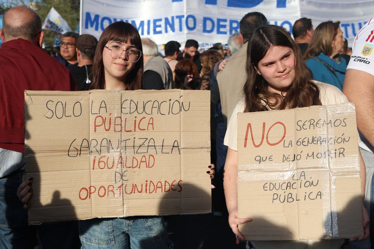 patriaeselotrok's tweet photo. 🔆🇦🇷 Asi fue la histórica movilización al Congreso encolumnados en el @movimientoDAF junto al gobernador @kicillofok, intendentes, compañeros del gabinete provincial, Madres de Plaza de Mayo y representantes del movimiento obrero organizado. 
#MarchaFederalUniversitaria https://t.co/ApMeN7GOx3