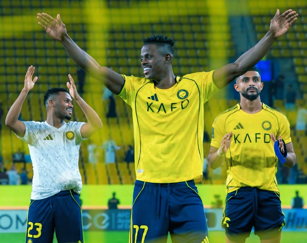 الكل فرحان الكل مبسوط الكل يحتفل الا عبدالاله العمري !! 

حتى المعلق تنرفز وقاله ( ياخي ابتسم ) ..

والله اللي يزعل كثير ان النصر له فضل كبير عليه محد طلعك للمكانهزذي اللي انت فيها الان الا النصر من بعد الله 

صدقني انت اللي تخلي الجمهور يدور اي زله عليك بتصرفاتك ذي !!؟