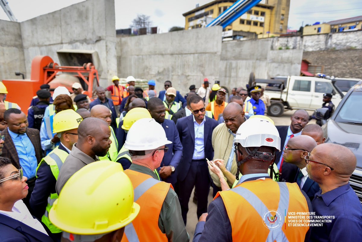 Le Vice-Premier Ministre, Ministre des Transports, Voies de Communication et Désenclavement, Jean-Pierre BEMBA, a effectué, ce mercredi 17 septembre 2025, une visite d’inspection du port de Matadi, dans la province du Kongo Central.

Cette visite avait pour objectif d’évaluer