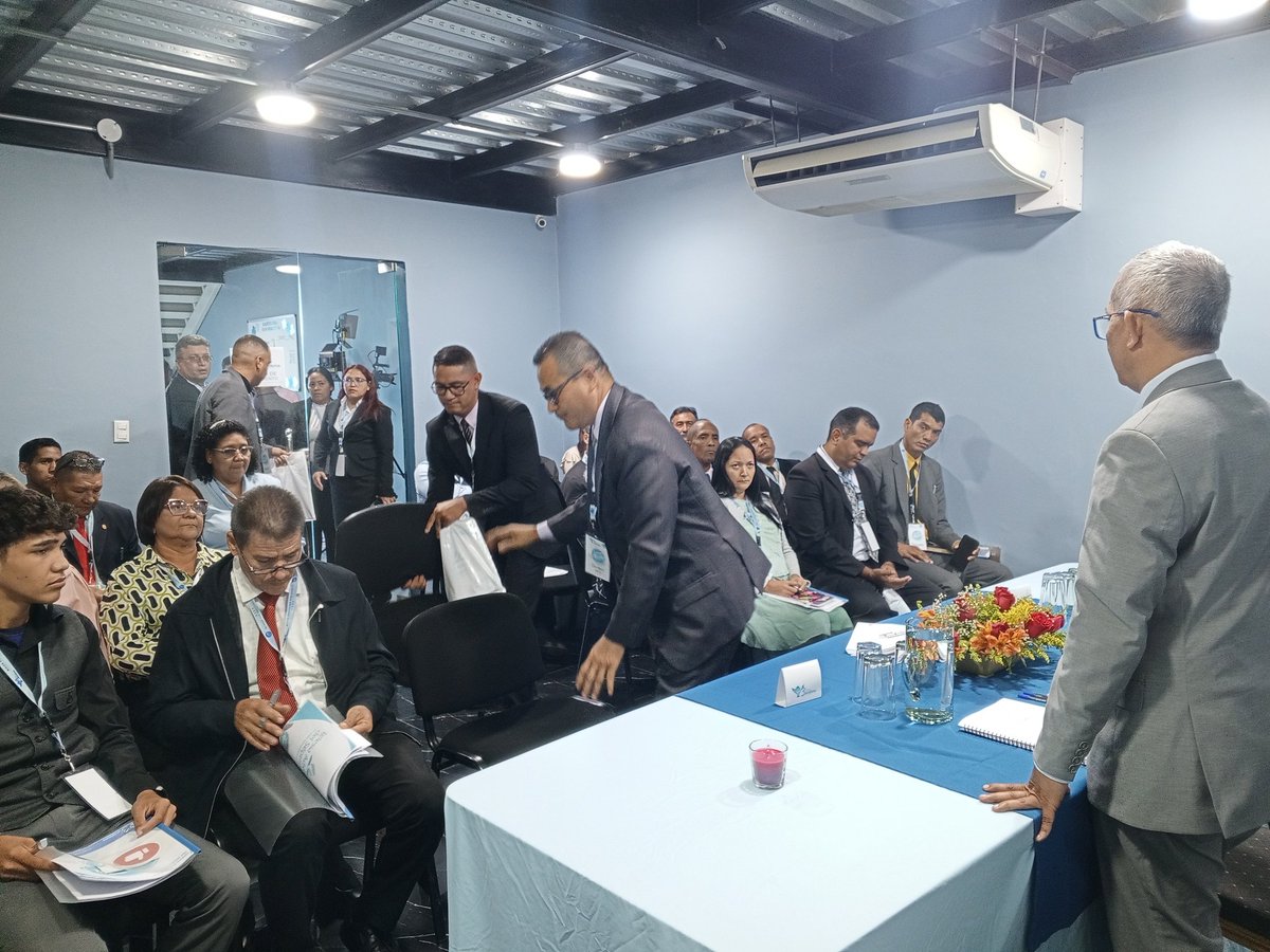 Durante la tarde se reunió la Comisión de Nombramiento en la sede de MIVENOR y deliberaron para escoger la Junta de Nombramiento.

El Pastor Luis Paredes, Presidente de la UVO, presidió la comisión.

#PasiónMIVENOR