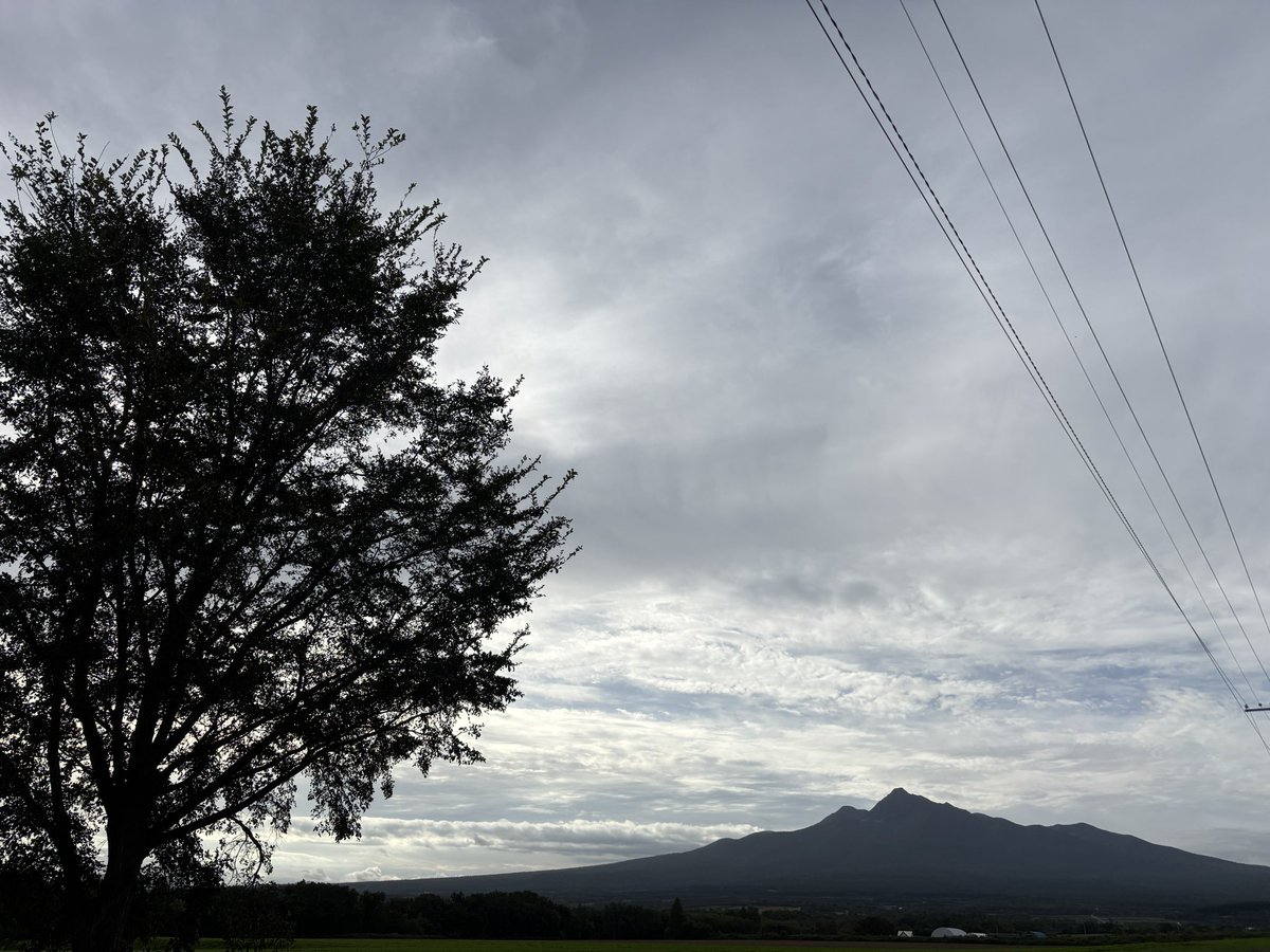 Ryuko24941520's tweet photo. 気温16℃曇り
天気予報番組では
昨日が最後の夏日らしく
これから寒くなって行くようです
鮭の塩焼き美味かった秋の味です
今日の山と今朝の福
良き日になりますよう
福が訪れますように🙏 https://t.co/c7SEJjFKvb
