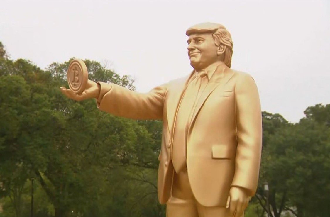 🇺🇸 | LO ÚLTIMO: Estatua dorada de Donald Trump sosteniendo un Bitcoin colocada afuera del Capitolio de Estados Unidos.