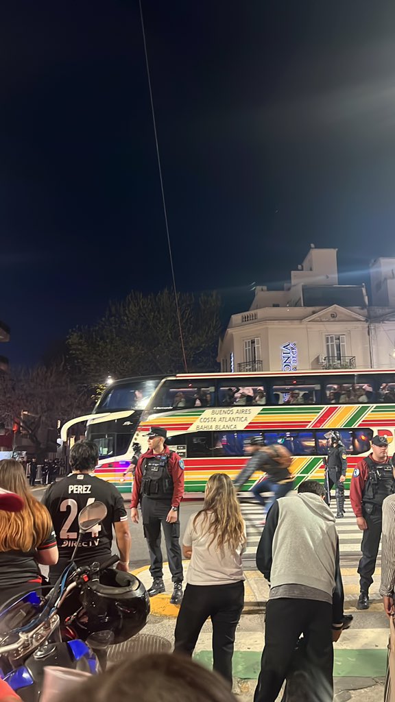 Noche despejada, bocinas, sirenas, micros visitantes, xenofobia… que linda sos Copa Libertadores