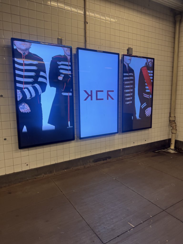 kiarxmay's tweet photo. @eksopeptidase @mausoleumkiss Just saw this in nyc https://t.co/BlVEFwVCDL