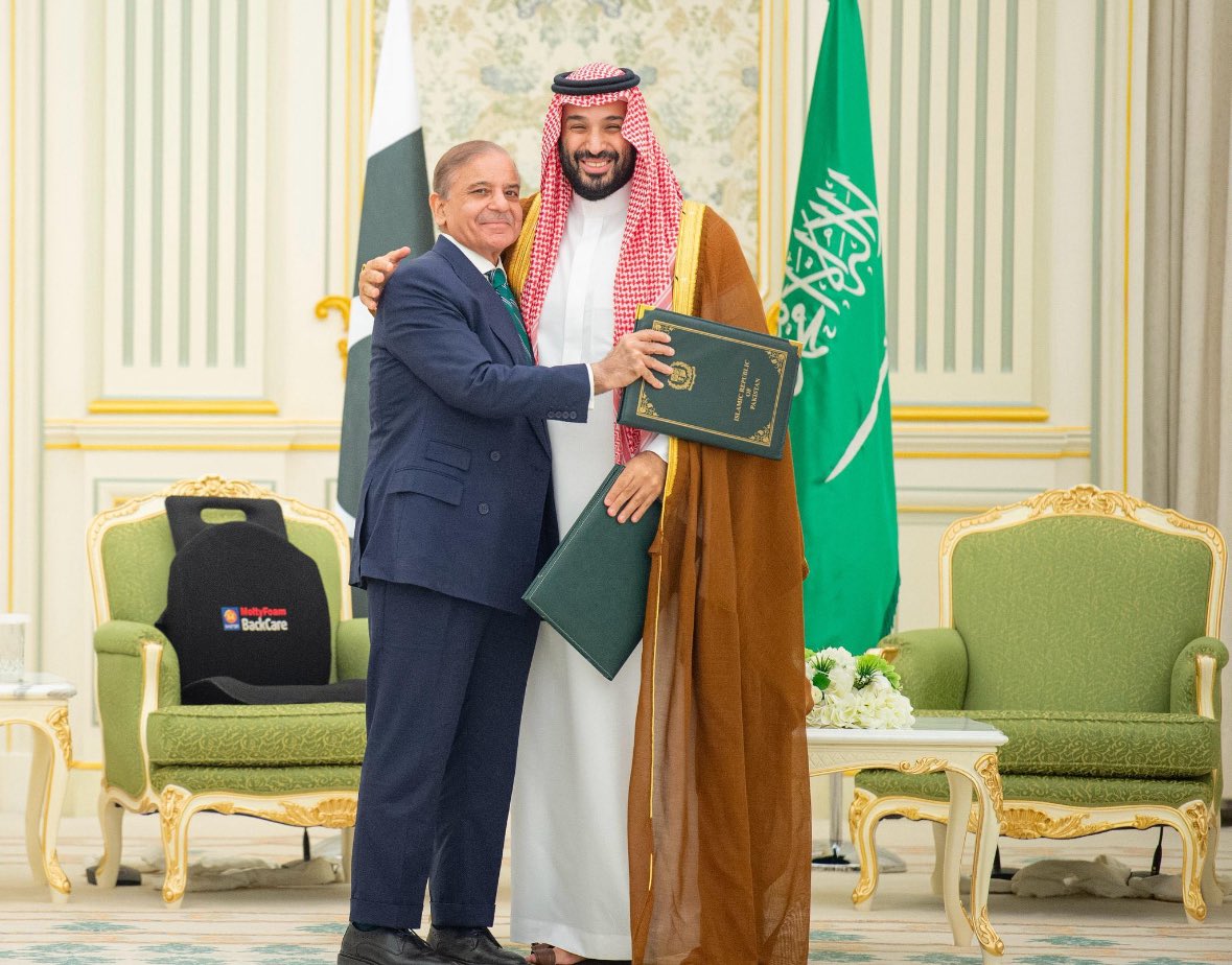 #ولي_العهد_محمد_بن_سلمان
 و #رئيس_وزراء_باكستان_الإسلامية 
#زعامة _الشرق_الاوسط
🇸🇦   🤍🇵🇰 
هذا.  الرفيق   اللي إلَىٰ قالوا.  رفيق
يارد      مواريدٍ        تطول.    أحبالها 
سبعين  عامٍ و الطريق إهْو الطريق 
ثابت   و حنّا.   له    رواسي   أجبالها