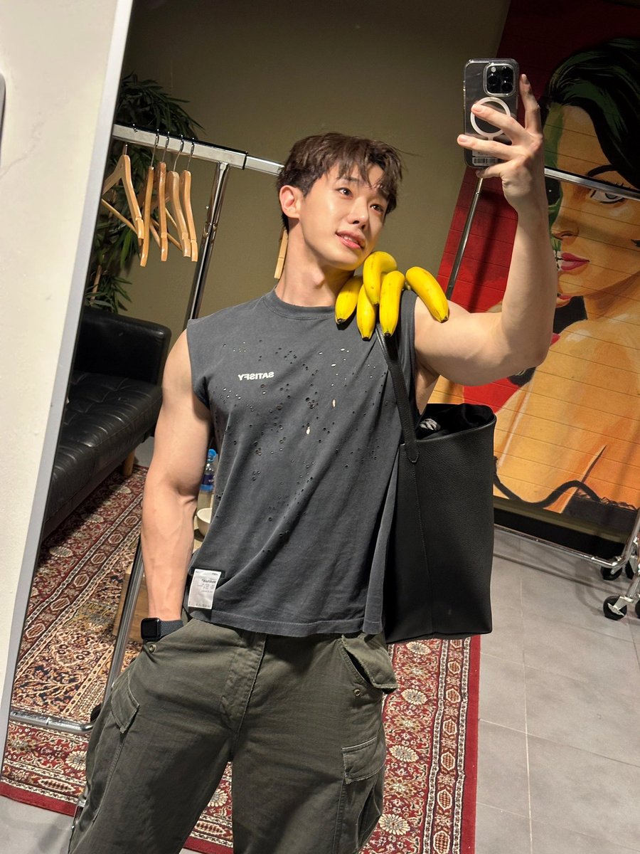 wongust_d's tweet photo. The random bananas on his shoulder being a perfect example of Wonho’s adorableness 💀💀 #원호 #WONHO https://t.co/rm69vPHfSR