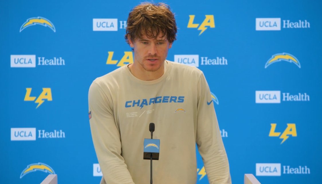 taStabss's tweet image. Chargers QB Justin Herbert on the homeless (soon dead) man trapped between the facility and a dumpster:

“We’re just really lucky to have a guy like that. Stinks like shit, but never gives up. Him trapping himself makes my job so much easier. My favorite fullback i’ve ever had”