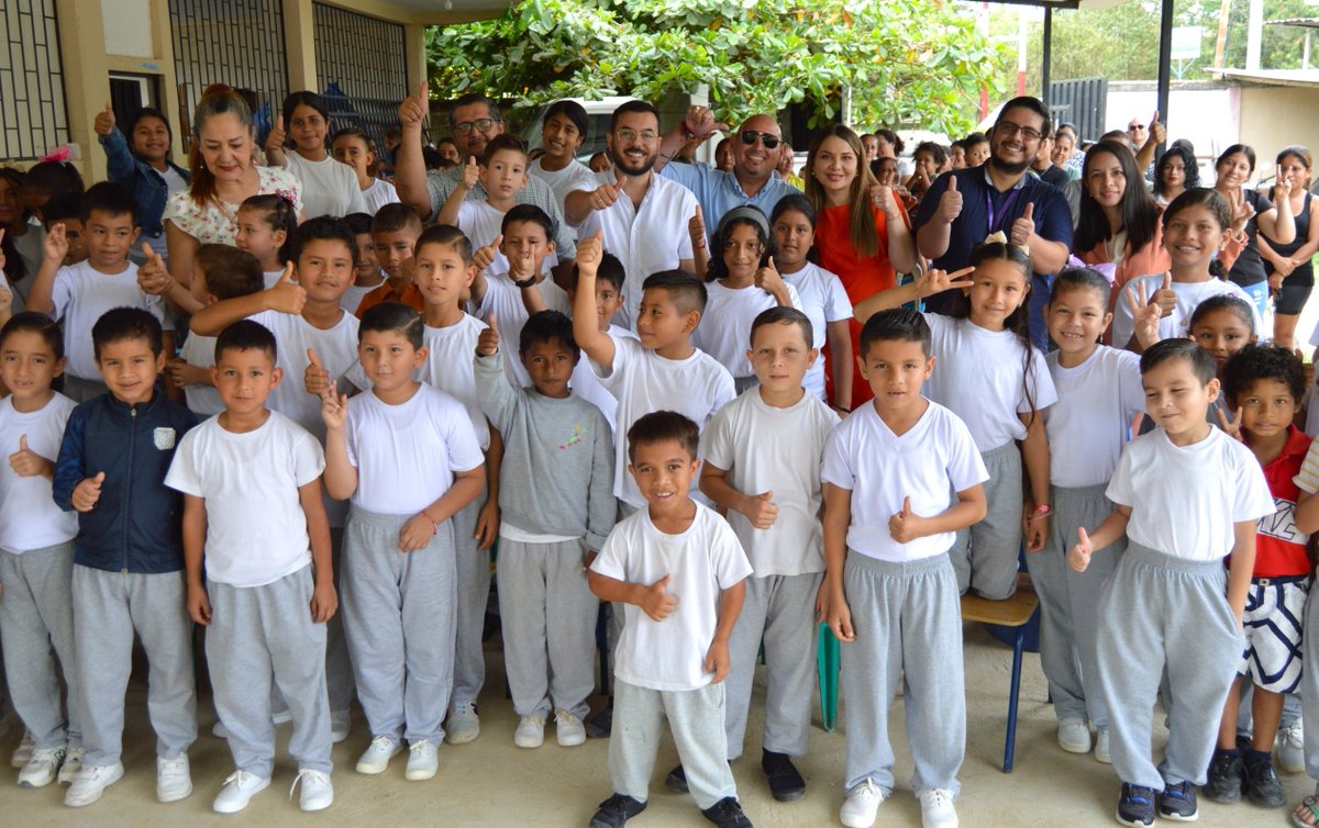 EducacionZ4_Ec's tweet photo. [TOSAGUA] 🏫🤝 Mantuvimos un conversatorio con la comunidad del sitio La Madera en la Escuela Enrique Gil Gilbert, sobre los trabajos de mantenimiento que beneficiarán a 85 estudiantes, mejorando sus espacios de aprendizaje y convivencia. 🧱

#ElNuevoEcuadorConstruye https://t.co/cIduObnT27