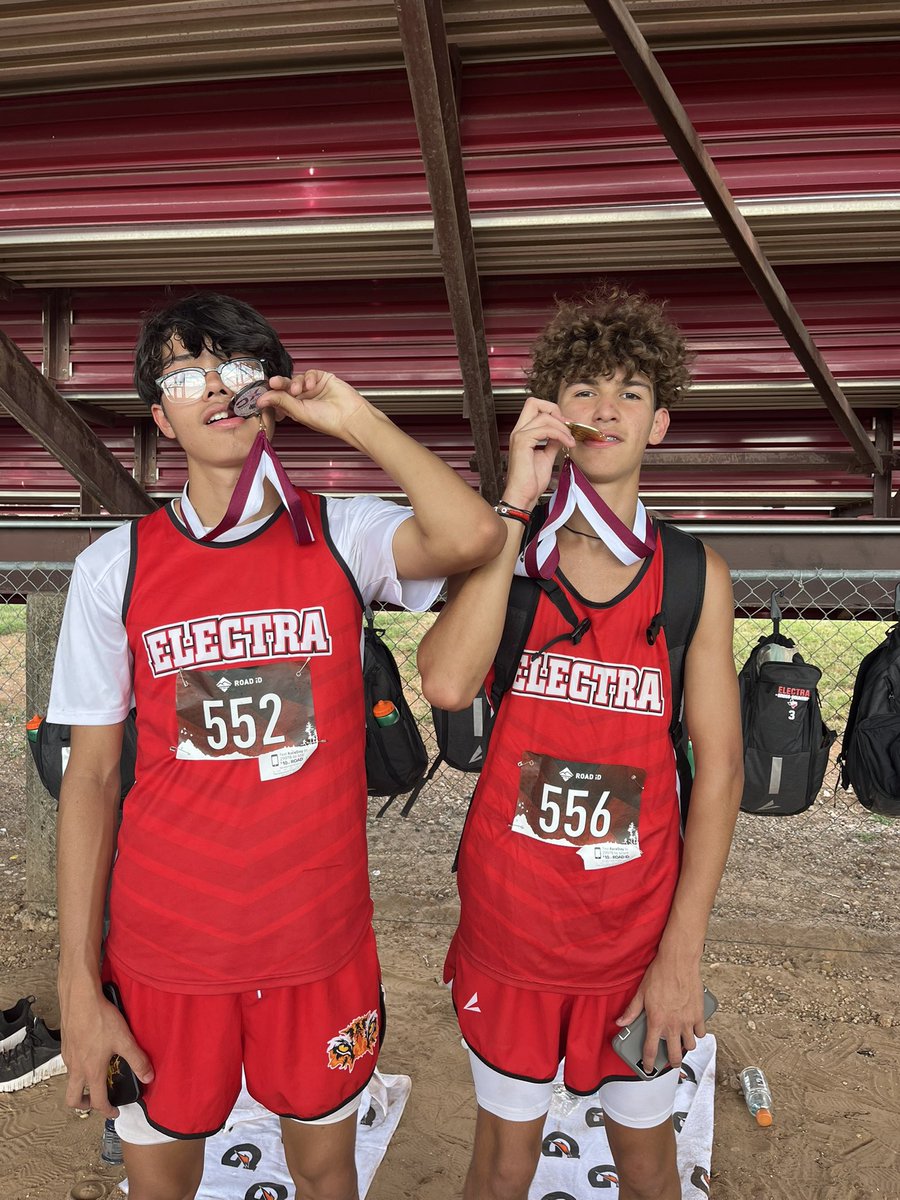 arielmreed's tweet photo. Congrats to Thomas Rodgers and Matthew Myers for winning first and third at the Seymour Panther Run! https://t.co/R0ZfGP1O8b