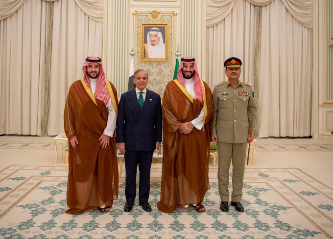 mqqmm11's tweet image. 🇸🇦🤝🇵🇰
اتفاقية تاريخية بين السعودية وباكستان.. 
أي اعتداء على أحد البلدين هو اعتداء على كليهما.
هذا التحالف ليس مجرد توقيع، بل رسالة ردع صارخة للأعداء بقيادة سيدي #ولي_العهد الأمير محمد بن سلمان ورئيس الوزراء الباكستاني شهباز شريف، وبدعم وزيري الدفاع الأمير خالد بن سلمان ونظيره…