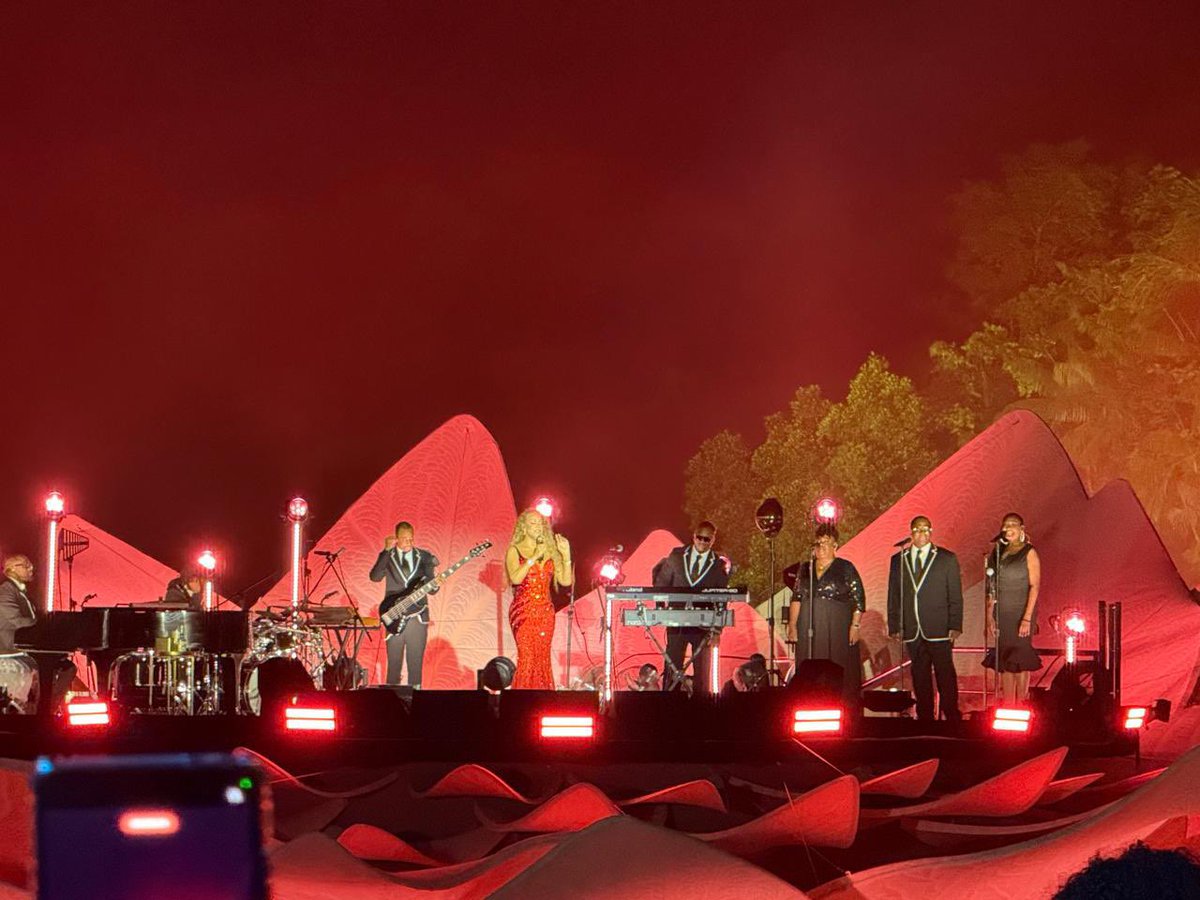 maiconmello's tweet photo. Quanto inseticida a Vale colocou nesse palco pra não ter um mosquito nessas luzes? Não era pra ser a favor do meio ambiente? #AmazoniaLiveNoMultishow https://t.co/KtIjjj9BoC