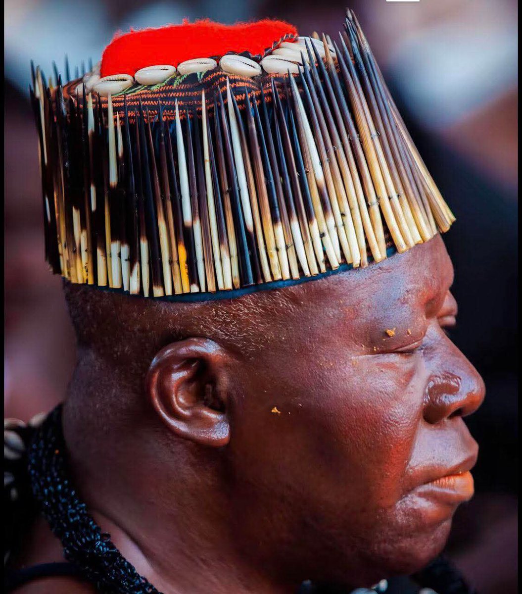 Meaning of Otumfuor hat or ɛkyɛ

I have been told that the meaning of the hat or ɛkyɛ Otumfuo is wearing is called "Dare me" in Twi "wo paa fa nkyene be bo ngu mu" anaasɛ "sɔ me hwɛ"
Like the way a porcupine dares any predator to come near it
Since it relies solely on its quills