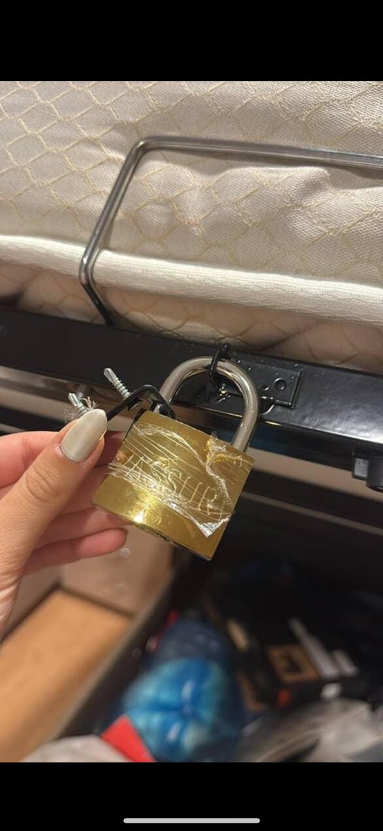 Cevizlibağ Atatürk KYK Kız Yurdu’nda yaşanan skandalı kabul etmiyoruz!

Tadilat bahanesiyle sıra arkadaşlarımızın dolap kapakları kırıldı, eşyaları çalındı, mahremiyetleri mümkün olan her şekilde ihlal edildi. Arkadaşlarımızın iç çamaşırları karıştırıldı, odalarına cinsel