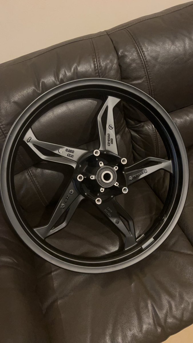 ogisystem08's tweet photo. オークションで「G310R新車外し」のホイールを買ったんだけど、届いたのは新品のG310GSのホイールだった...  Rは17インチ、GSは19インチ　おいおい勘弁してくれよー https://t.co/9lsjafRZxm