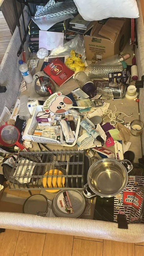 🚨Cevizlibağ KYK’da öğrenciler, yeni dönemde odalarına döndüklerinde eşyalarının karıştırıldığını, kişisel alanlarının ihlal edildiğini ve birçok eşyanın kaybolduğunu gördü.

KYK, barınma hakkını sağlamak yerine öğrencinin güvenliğini ve mahremiyetini yok sayıyor. Bu tablo,