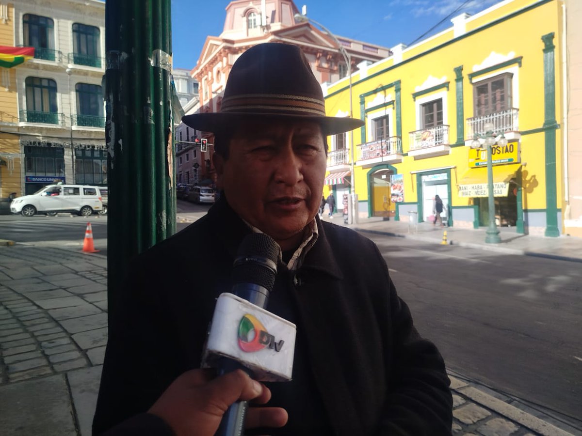 reddtvoficial's tweet image. &quot;Lara tiene el mismo discurso de Evo, todo quiere a la fuerza, está metiendo la pata&quot;

Luego de que #EdmandLara amenazara con salir a las calles si @tutoquiroga gana las elecciones, el exdirigente de la #CSUTCB, #RufoCalle, señaló que Lara tiene el mismo discurso de @evoespueblo,…