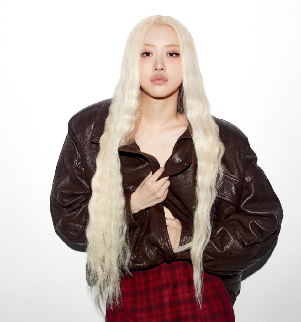 BLACKPINKBRASIL's tweet photo. Rosé se torna a primeira artista na história a possuir um MV com 2 bilhões de visualizações no YouTube como solista e integrante de um grupo.

#ROS�� #BLACKPINK https://t.co/c1AcIeACao