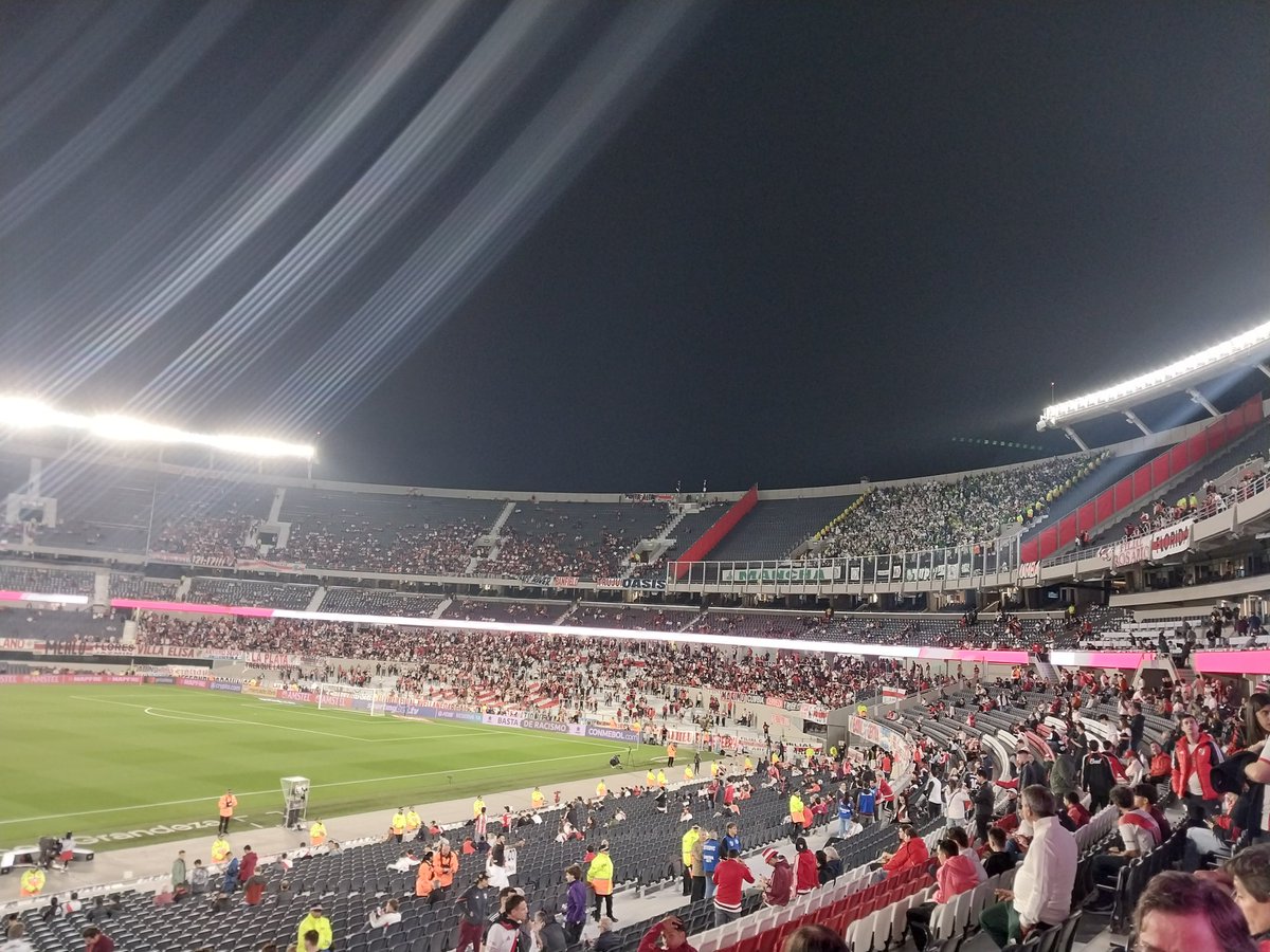 diegoborinsky's tweet image. El sector para los hinchas de Palmeiras en la Centenario, con 2 cordones policiales, 2 pulmones y 2 rejas con lonas.