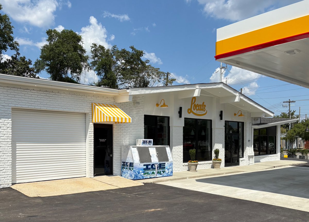 Our crew recently installed this traditional angle awning at the new @localsmarketmobile on Old Shell and McGregor!
Be sure to check out the store as today is the grand opening of Spring Hills newest addition!