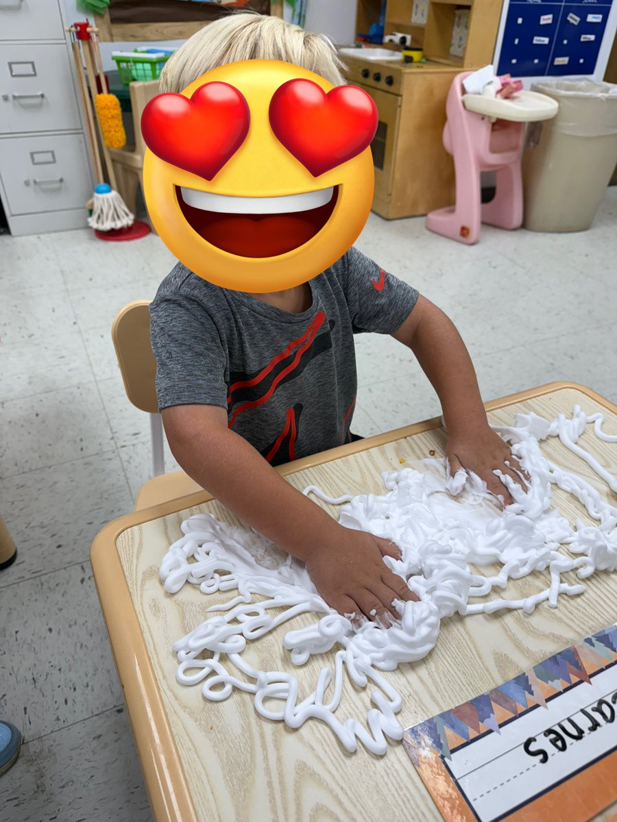Amandatayl9731's tweet image. 🍂 Fall is finally here and we dove right into early fall art! 🎨 The kids had so much fun creating and then topped it off with shaving cream play — messy hands, big smiles, and so much laughter! 🍁✨ #PreKFun #FallVibes #TeachingJoy