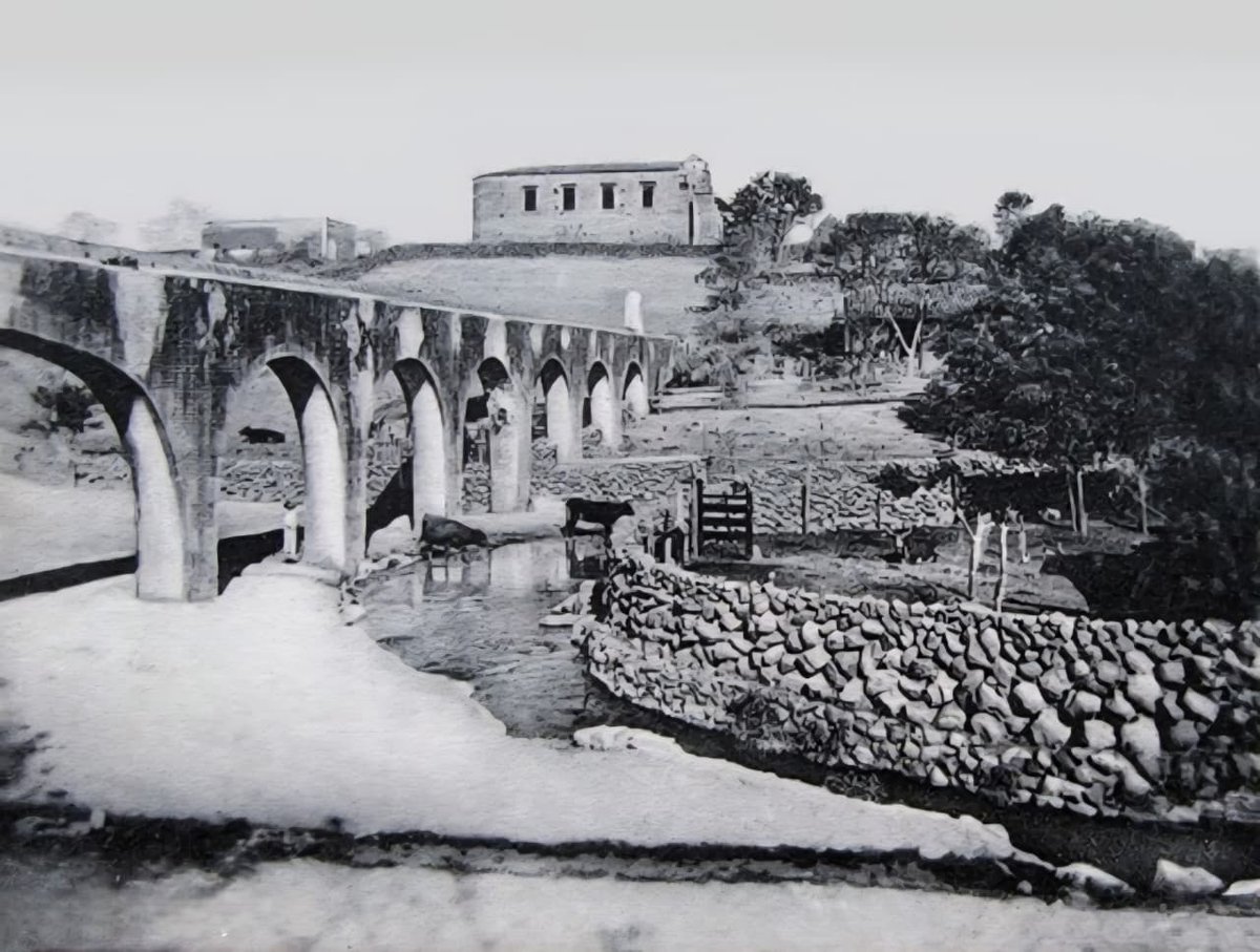 📸 Una joya histórica: el Acueducto de #Cuernavaca en 1909. Testigo del tiempo y orgullo de #Morelos 🏛️