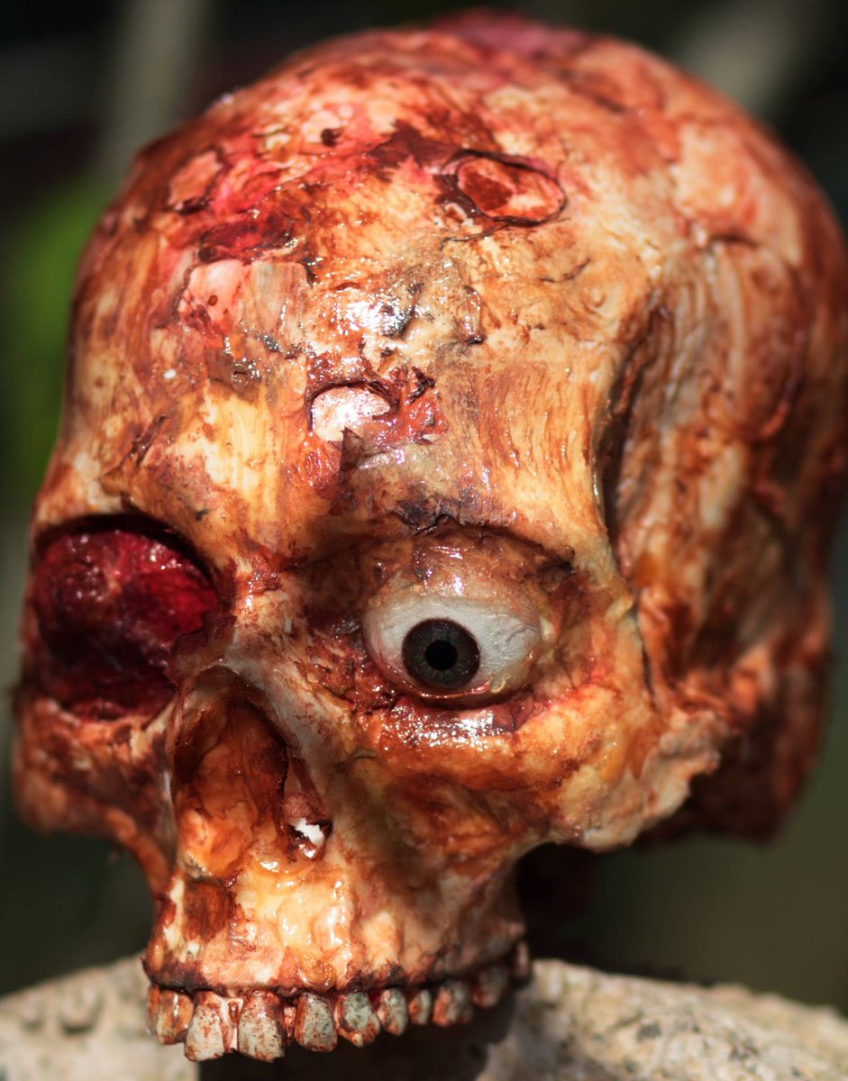 HALLOWEENSEASON's tweet photo. In the mood to make Halloween props....no raw materials.... https://t.co/5YZMsTYc0U