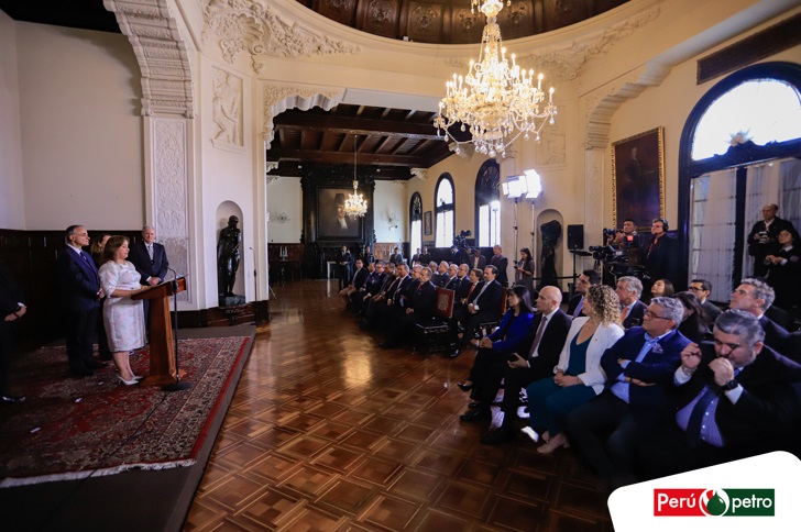 Perupetrosa's tweet photo. El acto protocolar de la modificación contractual de los Contratos de Licencia de los Lotes Z-61, Z-62 y Z-63 se realizó hoy en Palacio de Gobierno, con la participación de autoridades nacionales, así como de los representantes del Consorcio Anadarko- Chevron- Westlawn. https://t.co/6LKZxN8YIi