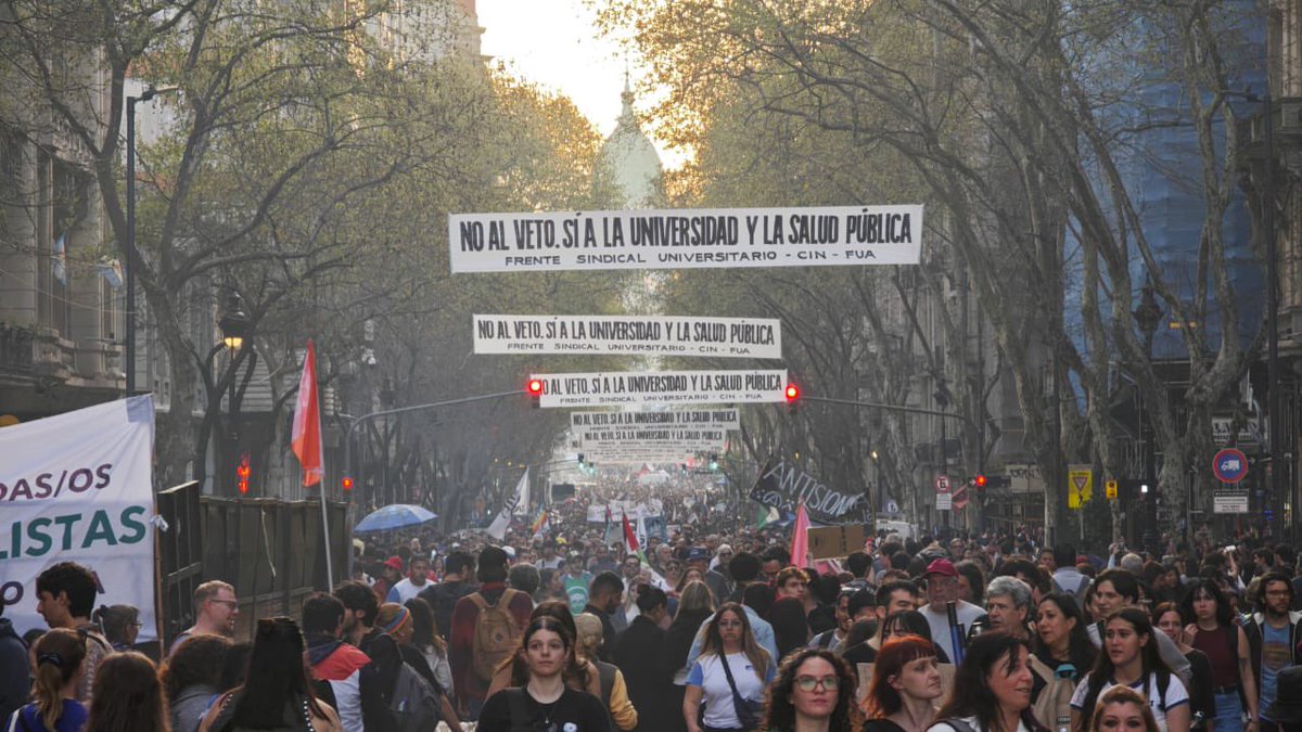 📢 Hoy marchamos en defensa de la universidad pública y del Hospital Garrahan.

El veto es un retroceso contra la educación, la salud y los derechos de nuestro pueblo.

Desde la provincia levantamos la voz para que nadie le quite futuro ni dignidad a nuestra gente. 📚🏥