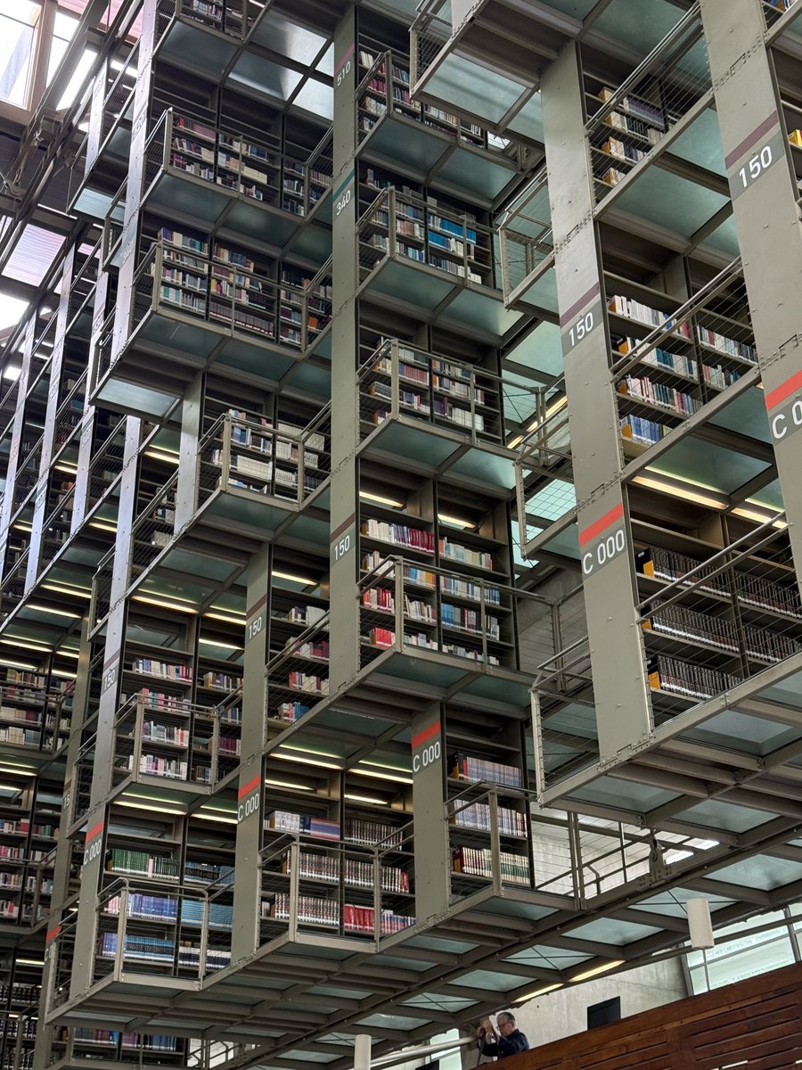 smokesreggie's tweet photo. biblioteca vasconcelos ❤️ https://t.co/nuQK3TDRvf