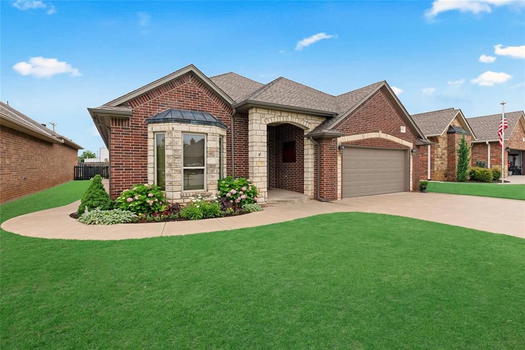 WyattPoindexter's tweet image. 1116 River Birch Dr | Yukon, OK
Chef’s kitchen w/ 5-burner gas cooktop, 2 pantries, &amp;amp; custom cabinetry. 3-bed, 2-bath w/ 2,270 sq ft + elegant woodwork.
Listed by Ryan Hukill – The Agency Oklahoma
1116RiverBirchDrive.com
#1116RiverBirchDrive #ChefKitchen