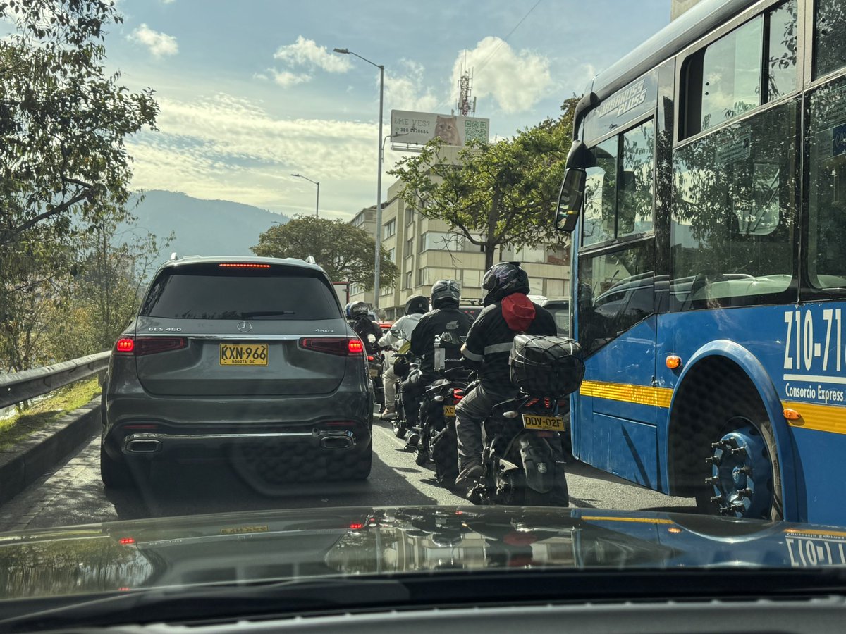 lefaher's tweet image. Pregunta seria. Que dice la norma o ley de policía de tránsito para la circulación de las motos entre los carriles ? En medio de la división de los mismos ? De adelantar por la derecha ? @TransitoBta
