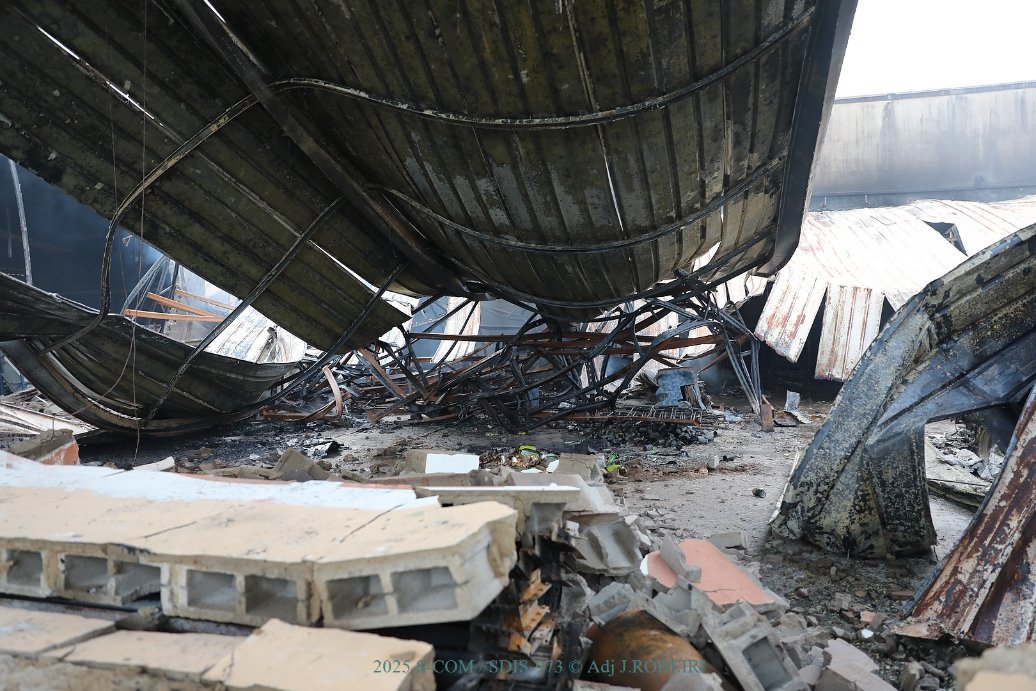 🚨 Incendie majeur à Cayenne le 11 sept. 2025,un incendie s’est déclaré dans un entrepôt de 6 000 m².  🔥 7h de lutte, renforts des CIS de Matoury, Macouria et Rémire-Montjoly.  🚒 15 engins engagés  👨‍🚒 1 pompier blessé, pris en charge au CHU.