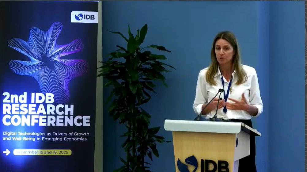 <a href="/AnaInesBalsa/">Ana Ines Balsa</a> acaba de presentar en <a href="/el_BID/">Banco Interamericano de Desarrollo</a> (Washington, USA) investigación que hicimos junto a <a href="/J_Bloomfield_/">Juanita Bloomfield</a> y <a href="/POreopoulos/">Philip Oreopoulos</a> en la <a href="/UnivMontevideo/">Universidad de Montevideo</a> acerca del impacto del programa de teleoperadores del <a href="/midesuy/">Ministerio de Desarrollo Social</a> que integraba chatbot &amp; AI.
Filmación:
cloud.mail.iadb.org/Research-Confe…