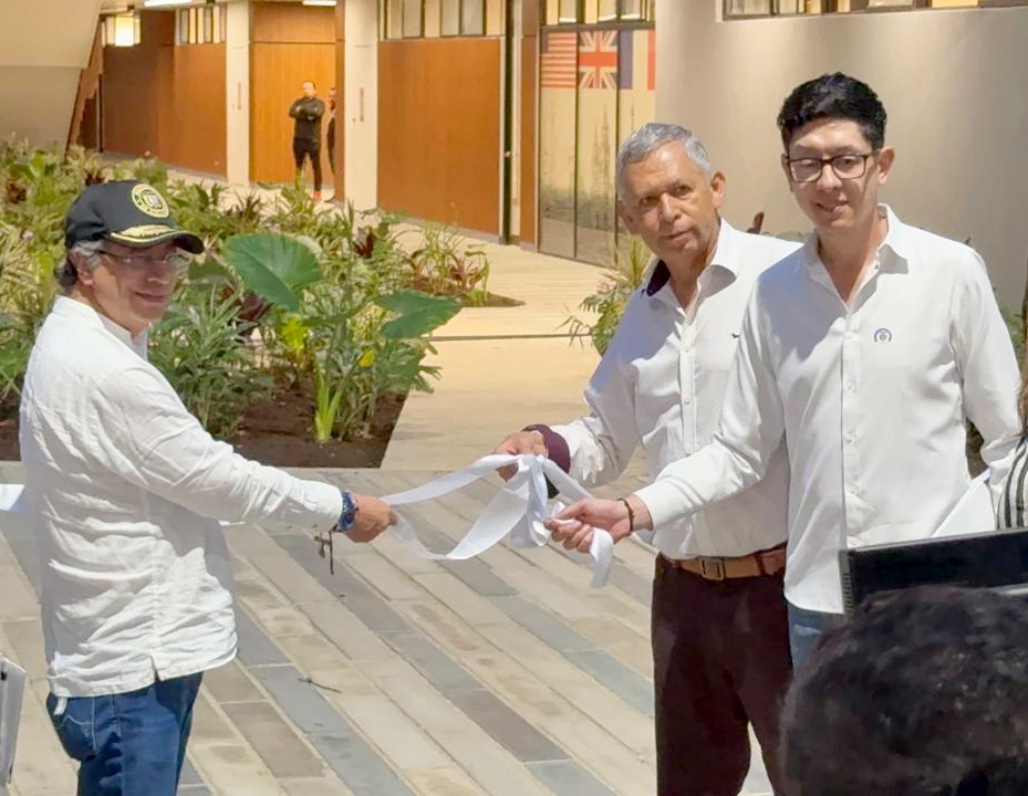 UIS's tweet image. Con la presencia del presidente @petrogustavo, el ministro de Educación,  @DanielRMed , y el rector Hernán Porras Díaz, hoy la Universidad Industrial de Santander escribe una nueva página en su historia.

✂️La cinta ha sido cortada y oficialmente fue puesto en funcionamiento el…