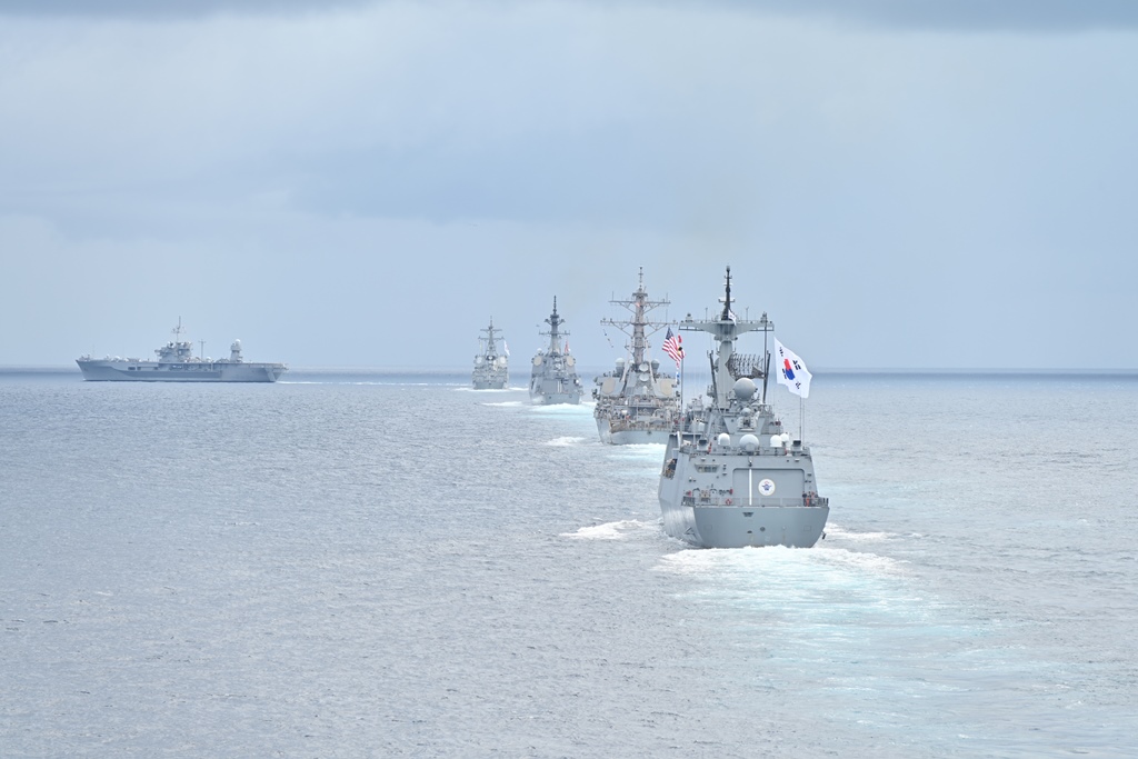 US7thFleet's tweet image. 🇯🇵🇰🇷🇺🇸 Trilateral maritime strength!
Japan Maritime Self-Defense Force, Republic of Korea Navy, and U.S. Navy ships sail in formation during exercise Freedom Edge 25, Sept. 16.
📸 by MC1 Charles Oki & courtesy image
#USNavy | #AlliesAndPartners | #FreedomEdge25