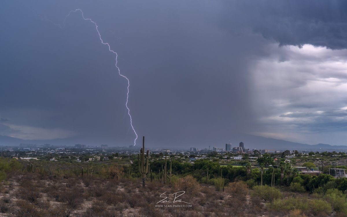seanparkerphoto's tweet image. Caught a couple bolts from Pima West as a storm passed over eastern Tucson an hour ago. #azwx #monsoon2025  #tucson #arizona