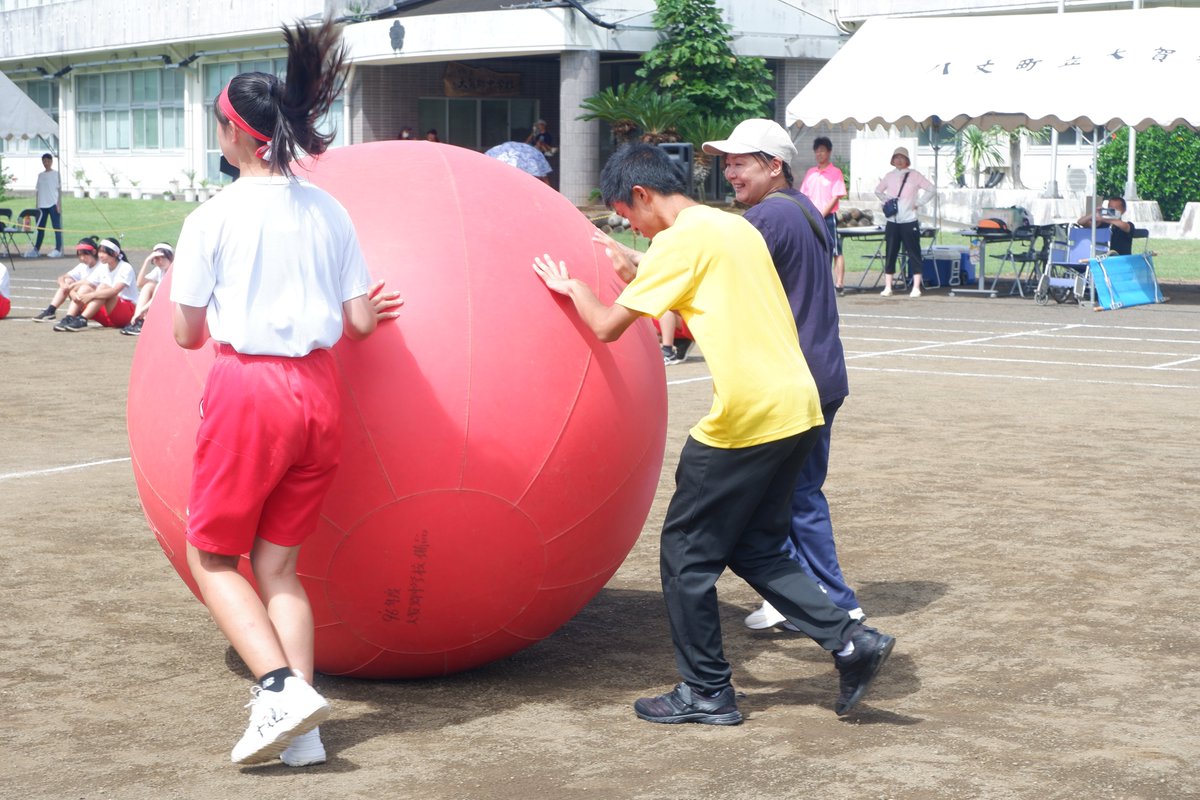 chonkome8jo's tweet photo. 先日9/13(土)、大中運動会に参加しました！
ちょんこめは毎年恒例の「大玉転がし」に参加✨
暑い日差しの中でしたが、皆さん一生懸命走りました。 今年は青鳥特別支援学校の生徒さんと一緒に参加しました。 お疲れ様でした🏃‍♀️
#八丈島 #ちょんこめ作業所 https://t.co/SXcWdfjiBa