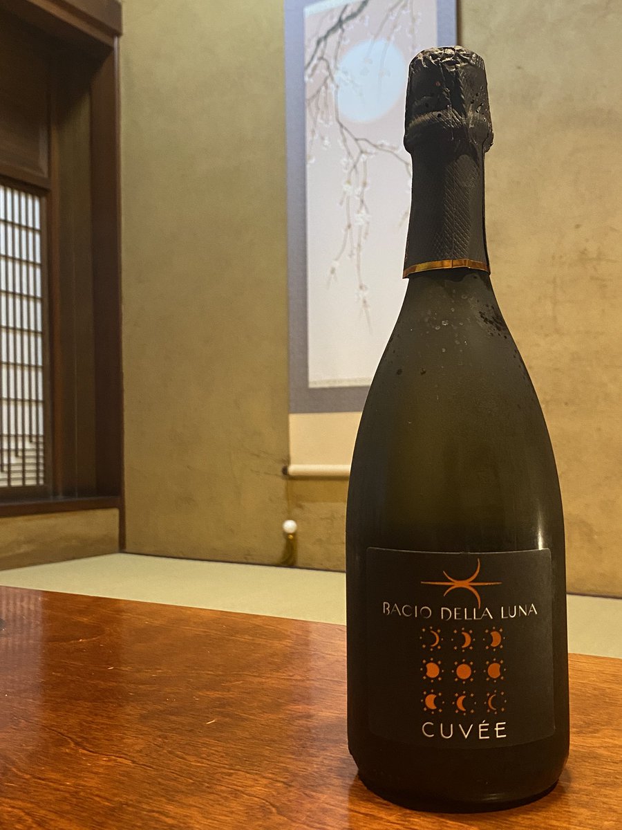 今日は141酒店セレクトのイタリア産 スパークリングワイン「バーチョ・デッラ・ルーナ／キュヴェ ブリュット」をご紹介！
爽やかなレモンの香りに加え、フレッシュなモモ、アプリコットのような甘酸っぱさが口いっぱいに広がります。水炊き風もつ鍋やレモンもつ鍋との相性抜群！是非ご堪能ください。