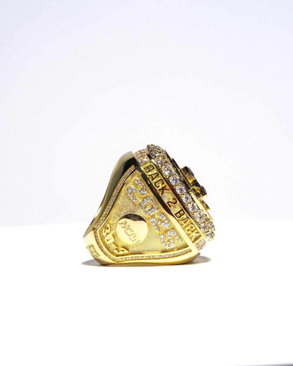 wrestlingbucks's tweet image. New bling for the 𝙗𝙖𝙙𝙙𝙚𝙨𝙩 𝙢𝙖𝙣 𝙖𝙡𝙞𝙫𝙚 😤💍

#GoBucks | @PhenoMendez