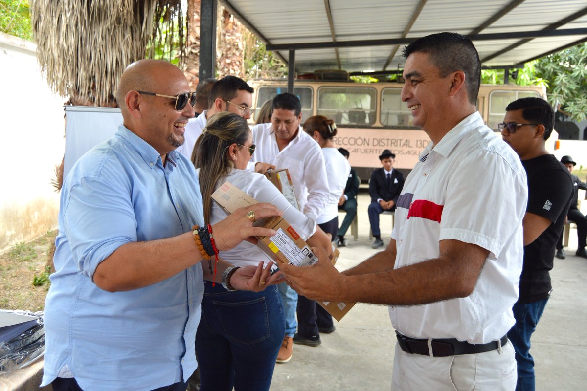 EducacionZ4_Ec's tweet photo. [TOSAGUA] 💻🌐 26 docentes y 513 estudiantes del Distrito 13D12 se benefician con computadoras, en el marco del Proyecto Reducción de la Brecha Digital. 

Esta iniciativa integra tecnología y conectividad para fortalecer el aprendizaje en escuelas rurales.

#ElNuevoEcuadorImpulsa https://t.co/eytkCCIM02