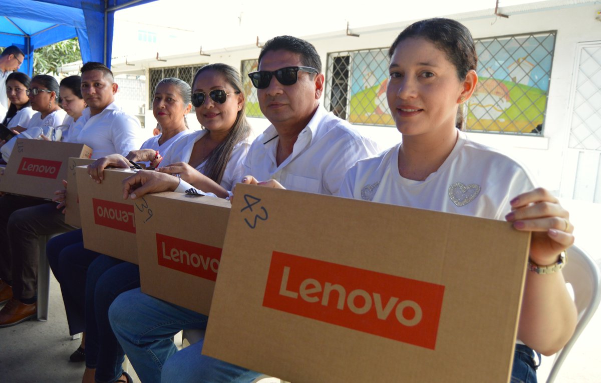 EducacionZ4_Ec's tweet photo. [TOSAGUA] 💻🌐 26 docentes y 513 estudiantes del Distrito 13D12 se benefician con computadoras, en el marco del Proyecto Reducción de la Brecha Digital. 

Esta iniciativa integra tecnología y conectividad para fortalecer el aprendizaje en escuelas rurales.

#ElNuevoEcuadorImpulsa https://t.co/eytkCCIM02