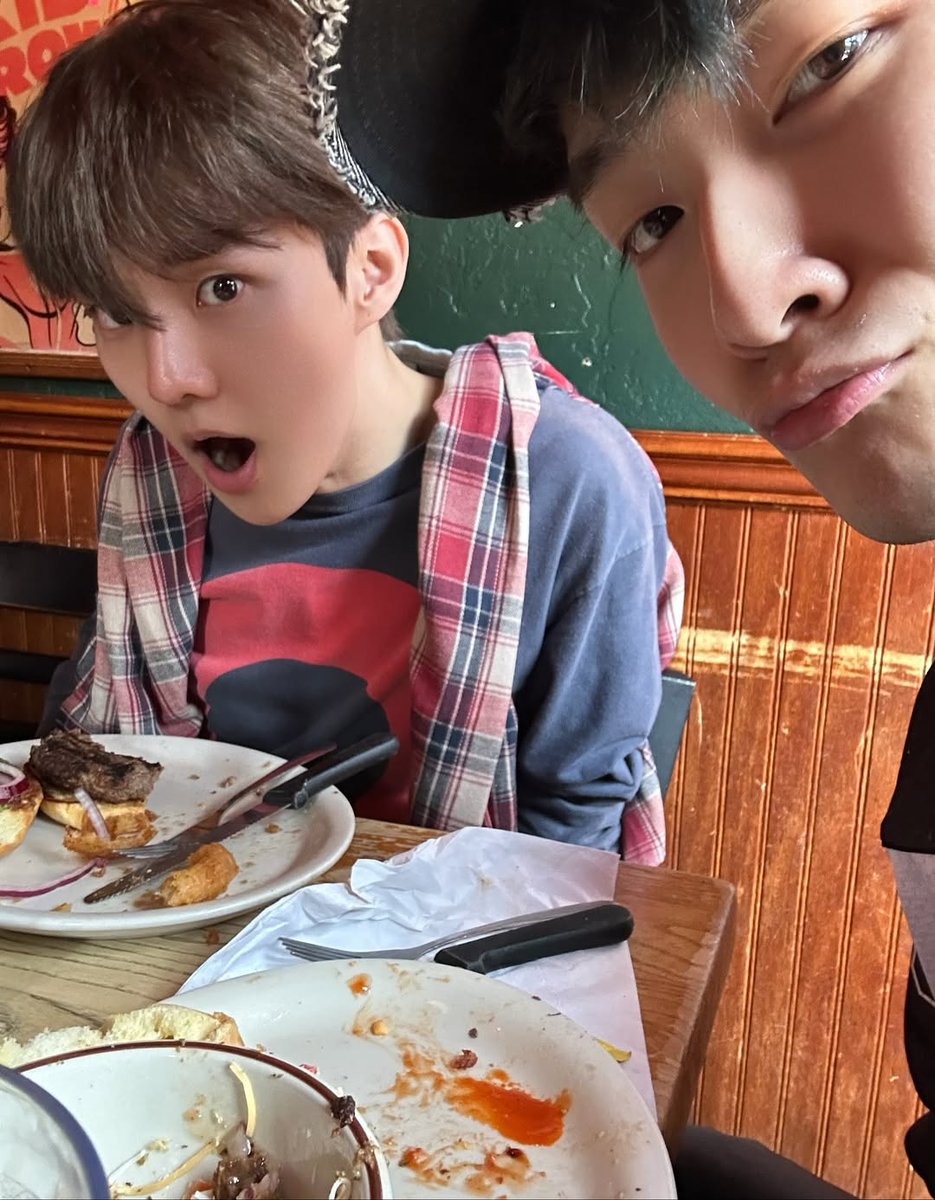 q_fromtbz's tweet photo. 케빈 인스타에 창민이 !!! https://t.co/Z9VvR3SLKq