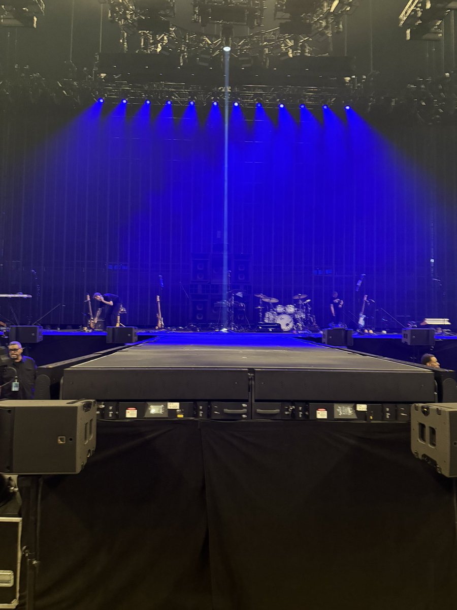 coolhotfunnyboy's tweet photo. lorde’s stage for opening night!!! https://t.co/m32acsIXT2