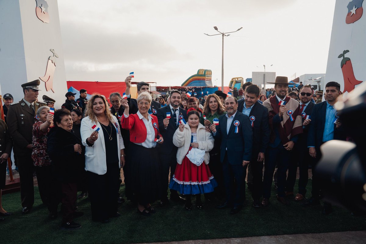 Gore_Tarapaca's tweet photo. #Modo18 🇨🇱
¡Empezamos en #AltoHospicio! 🙌🏻😃
Con haaarrrrta cueca se inauguraron las Ramadas de la comuna hospiciana, hasta donde llegó el Gobernador José Miguel Carvajal y los consejeros regionales Giovanna Trincado y Hugo Estica, para dar por iniciadas estas #FiestasPatrias. 🤍💙❤️
El alcalde Patricio Ferreira, autoridades regionales, concejales, dirigentes, adultos mayores y vecinos, lideraron la ceremonia, donde los más pequeños dieron una impecable y masiva muestra de nuestro baile nacional. ¡A celebrar con responsabilidad! 🥳👏🏻
#GobernandoDesdeLosTerritorios #Iquique #AltoHospicio #PozoAlmonte #Pica #Huara #Camiña #Colchane
