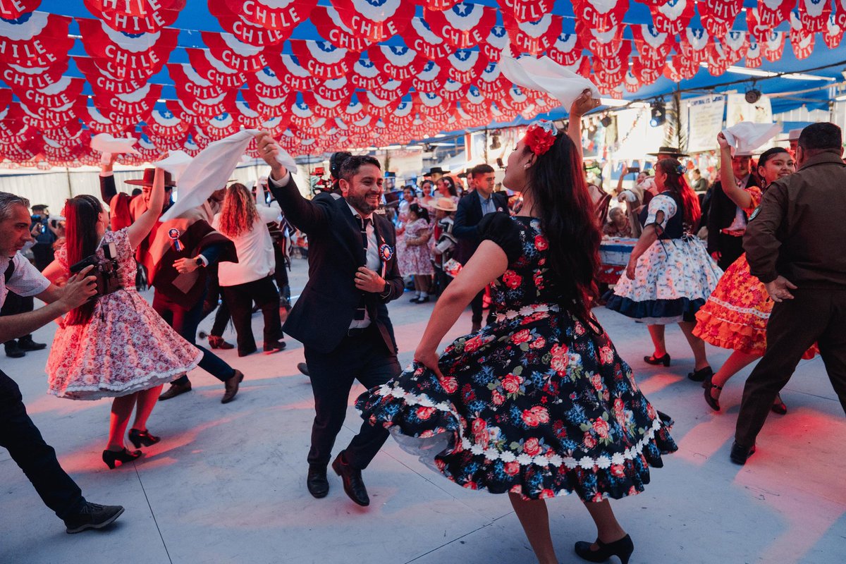 Gore_Tarapaca's tweet photo. #Modo18 🇨🇱
¡Empezamos en #AltoHospicio! 🙌🏻😃
Con haaarrrrta cueca se inauguraron las Ramadas de la comuna hospiciana, hasta donde llegó el Gobernador José Miguel Carvajal y los consejeros regionales Giovanna Trincado y Hugo Estica, para dar por iniciadas estas #FiestasPatrias. 🤍💙❤️
El alcalde Patricio Ferreira, autoridades regionales, concejales, dirigentes, adultos mayores y vecinos, lideraron la ceremonia, donde los más pequeños dieron una impecable y masiva muestra de nuestro baile nacional. ¡A celebrar con responsabilidad! 🥳👏🏻
#GobernandoDesdeLosTerritorios #Iquique #AltoHospicio #PozoAlmonte #Pica #Huara #Camiña #Colchane