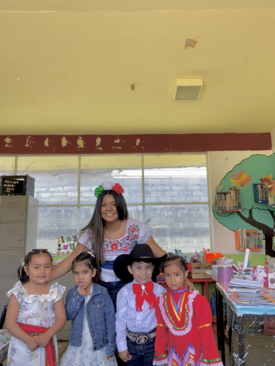 Tania_cd_'s tweet photo. Hace 19 años fui uno de ellos, entrando a mi primer día de preescolar y hoy soy la maestra👩🏽‍🏫 https://t.co/TJ33UGCDdF