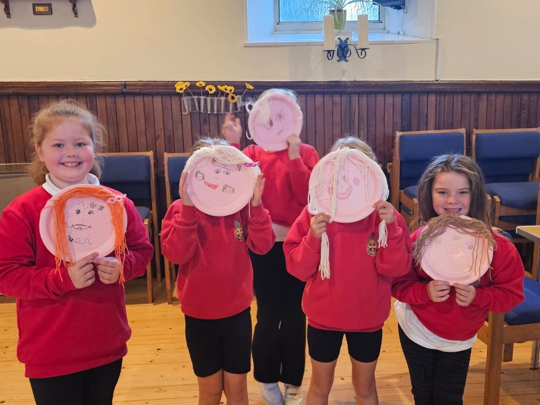 brigade_1st's tweet photo. Tonight, the Explorers learned about the letter D.
About Delilah tricking Samson, had a talk from Gillian about her cutting her hair + fundraising for Little Princess Trust. They made their own image using plates &amp; wool in their own hair colour. @brigade_1st @gbinscotland https://t.co/9Fy7GKItBU